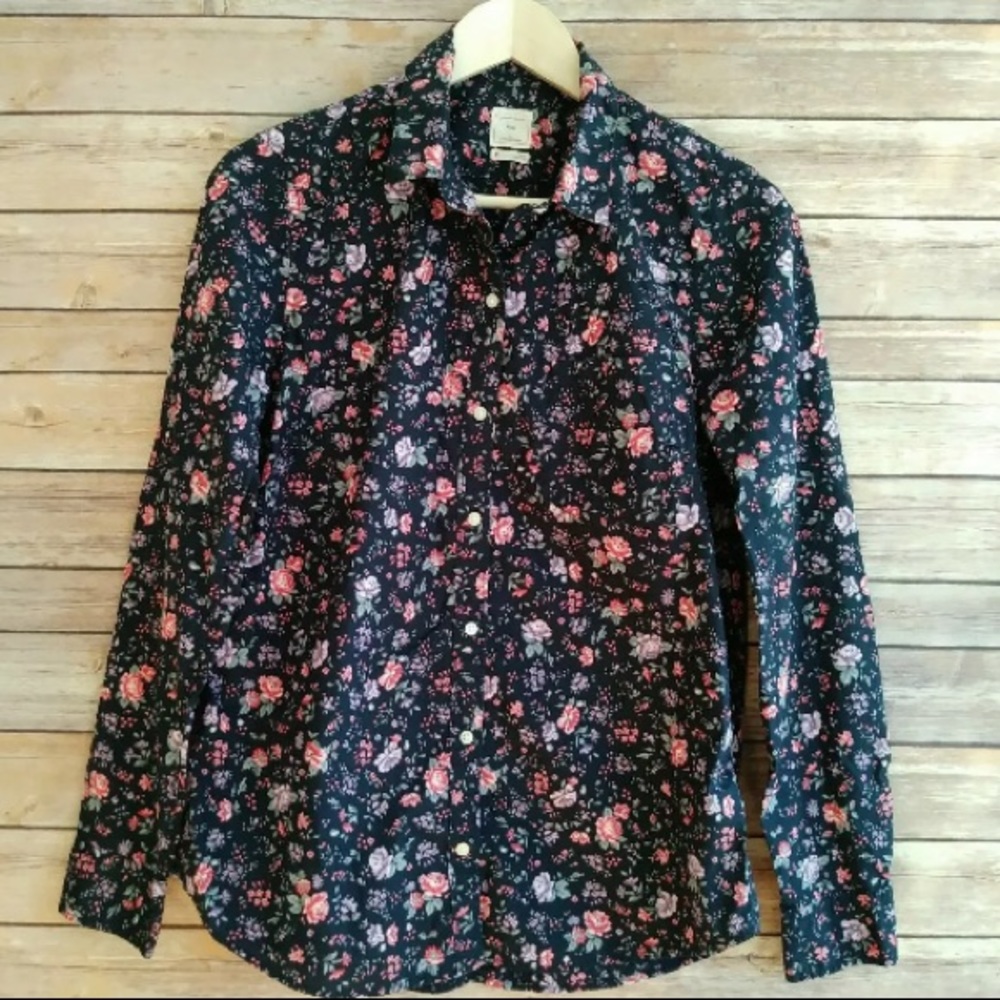 LAST DAY DEC. 10.  

MOVING. Gap floral fitted boyfriend button down shirt $69